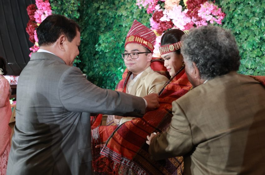  Momen Prabowo Kalungi Kain Ulos ke Putra Hotman Paris di Resepsi Nikahan Adat Batak