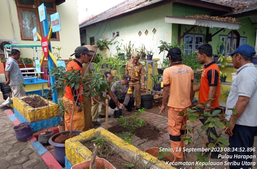  Bhabinkamtibmas Pulau Harapan dan Pemda Kolaborasi Tanam Pohon