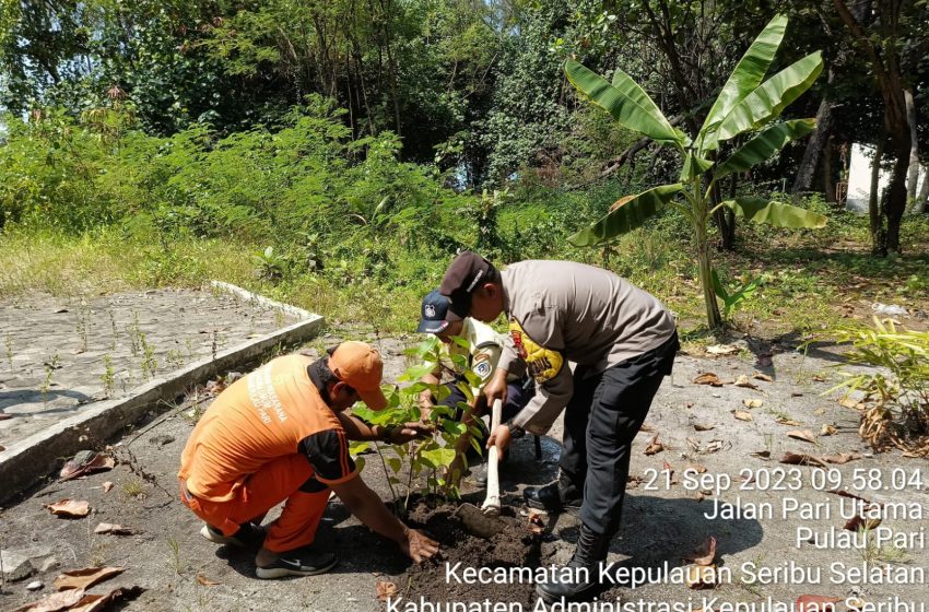  Polsek Kepulauan Seribu Selatan Gencar Kurangi Polusi Udara dengan Penanaman Pohon Hijau