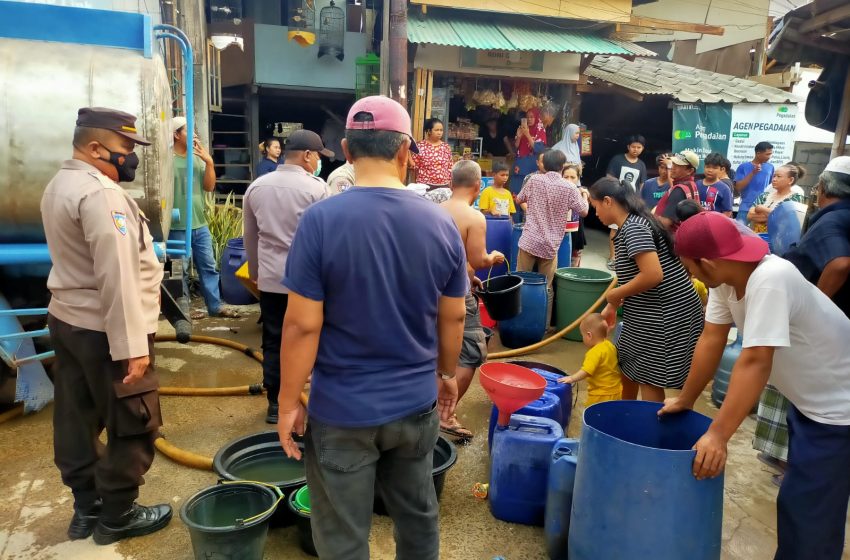  Polsek Sunda Kelapa dan Dermawan Berikan Bantuan Air Bersih Kepada Warga Muara Angke.