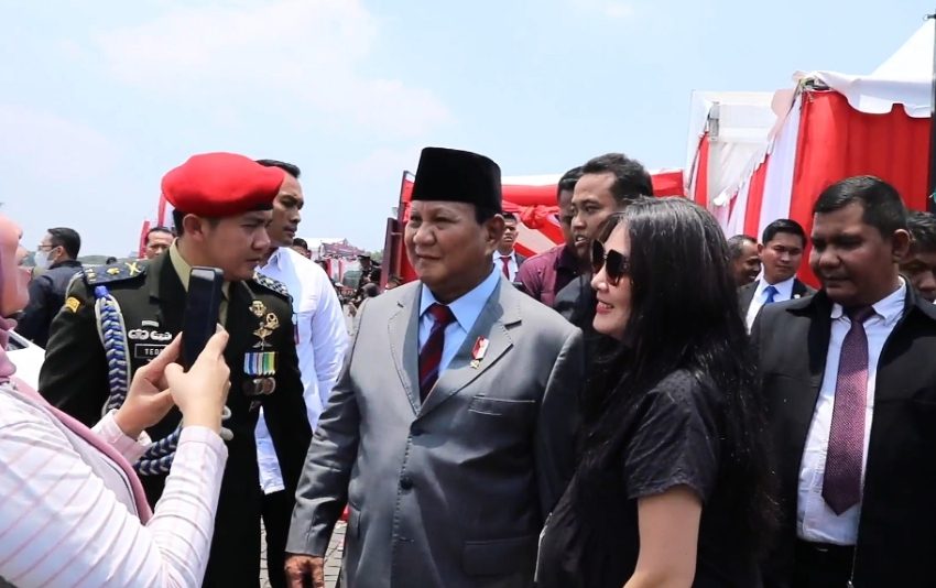  Hadiri HUT ke-78 TNI, Warga Berebut Selfie dengan Prabowo