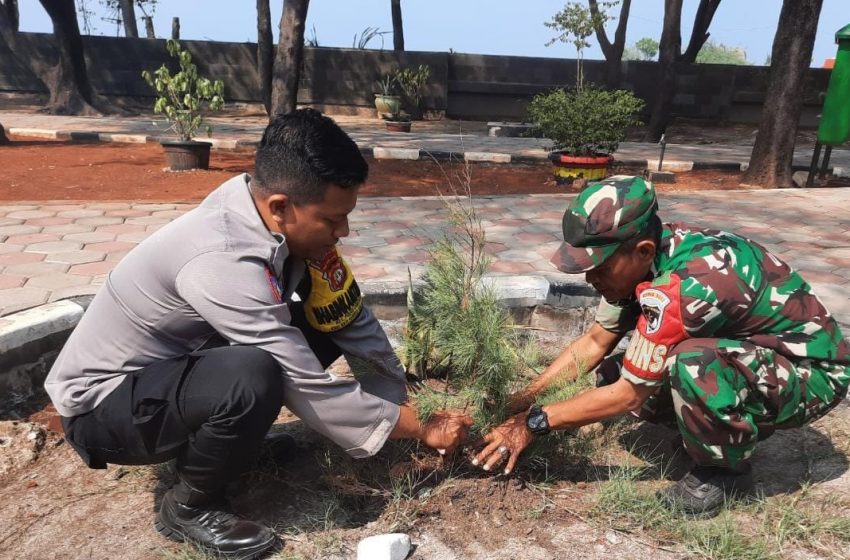  Polsek Kepulauan Seribu Selatan dan TNI Bersama Warga Tanam Pohon