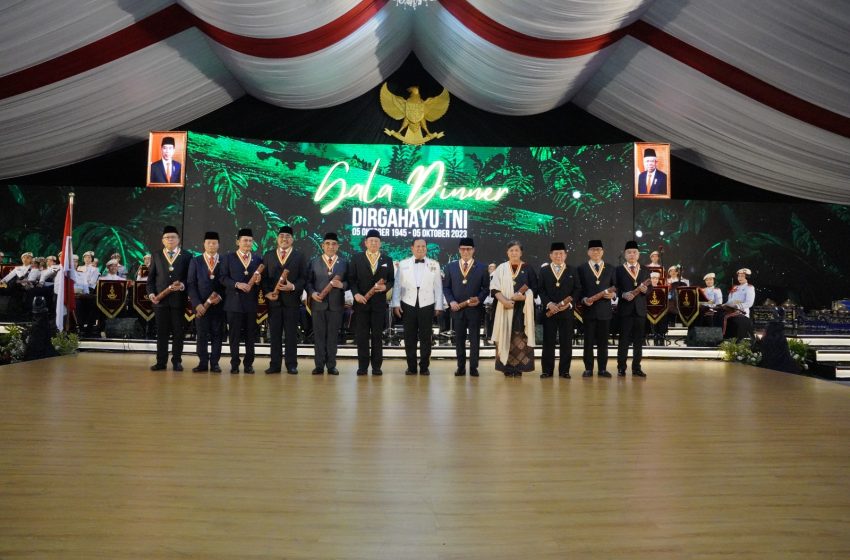  Menhan Prabowo Beri Penghargaan Dharma Pertahanan Utama kepada 11 Tokoh