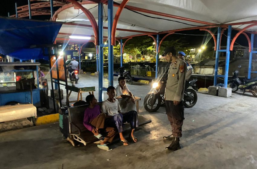  Patroli Malam Polsek Kepulauan Seribu Utara: Menghimbau Warga Waspada Terhadap Hoax dan Paham Radikal di Pulau Kelapa