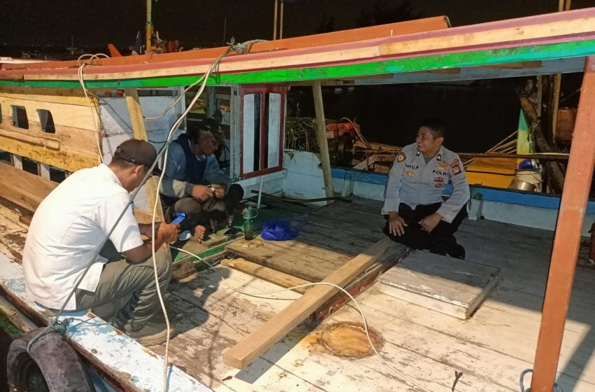  Polsek Kepulauan Seribu Selatan Patroli Malam dan Sambang Nelayan di Atas Kapal