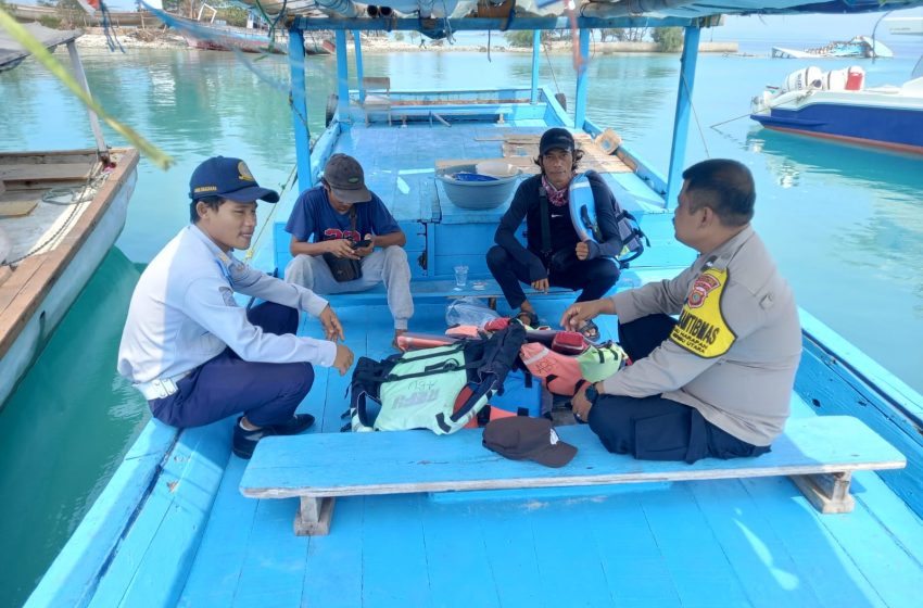  Bhabinkamtibmas Pulau Harapan Ajak Nelayan Setempat Sadar Akan Pentingnya Menggunakan Life Jacket