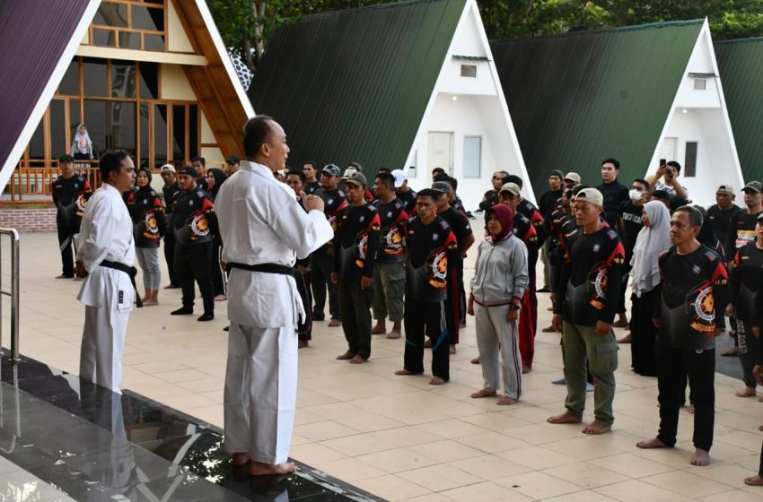  Tanamkan Jiwa kedisiplinan, Pj. Gubernur Sulbar Prof Zudan Latih ASN Karate