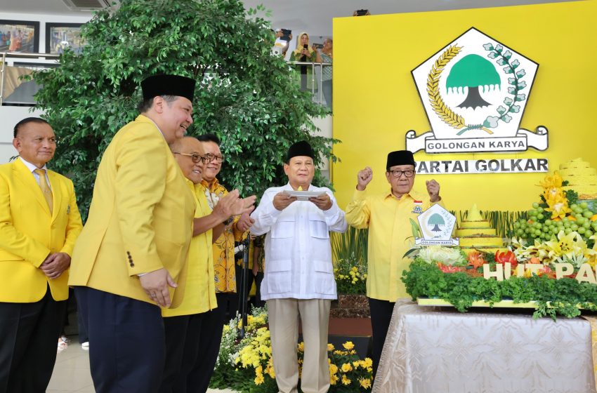  Hormat ke Senior, Prabowo Diberikan Potongan Tumpeng Pertama oleh Akbar Tandjung