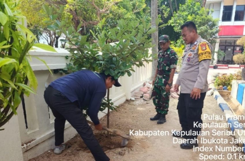  Polsek Kepulauan Seribu Utara dan Warga Bergerak Tanam Pohon demi Bersihkan Udara