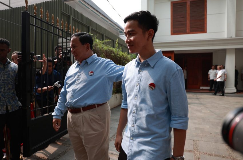  Kompak Prabowo dan Gibran Kenakan Kemeja Biru Muda dengan Pin Bendera Merah Putih Berkibar ke GBK