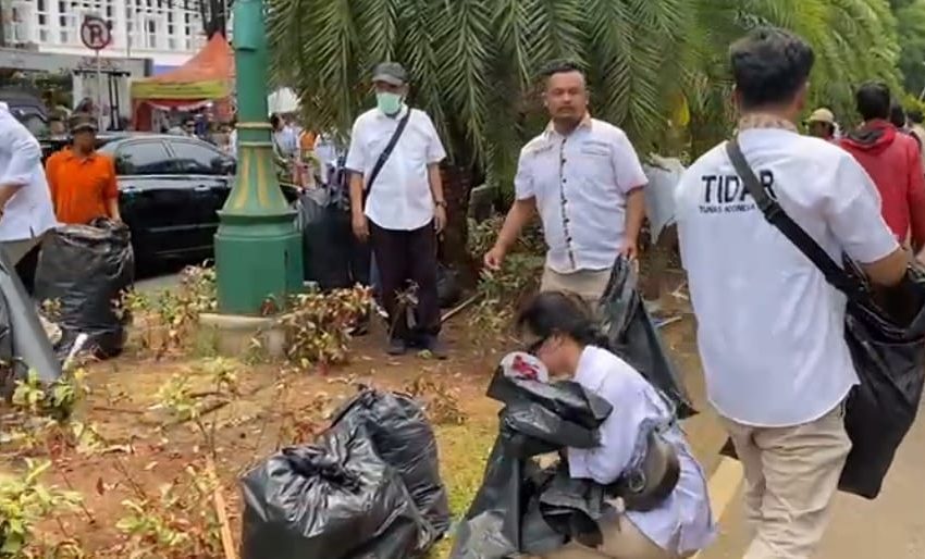  Anggota Sayap Gerindra dan Relawan Prabowo-Gibran Bersihkan Sampah Area KPU Usai Pendaftaran Paslon