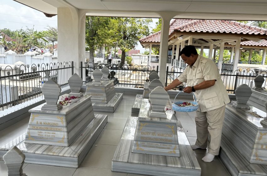 Prabowo Pulang Kampung ke Banyumas, Ziarah Makam Kakek dan Eyang Putri