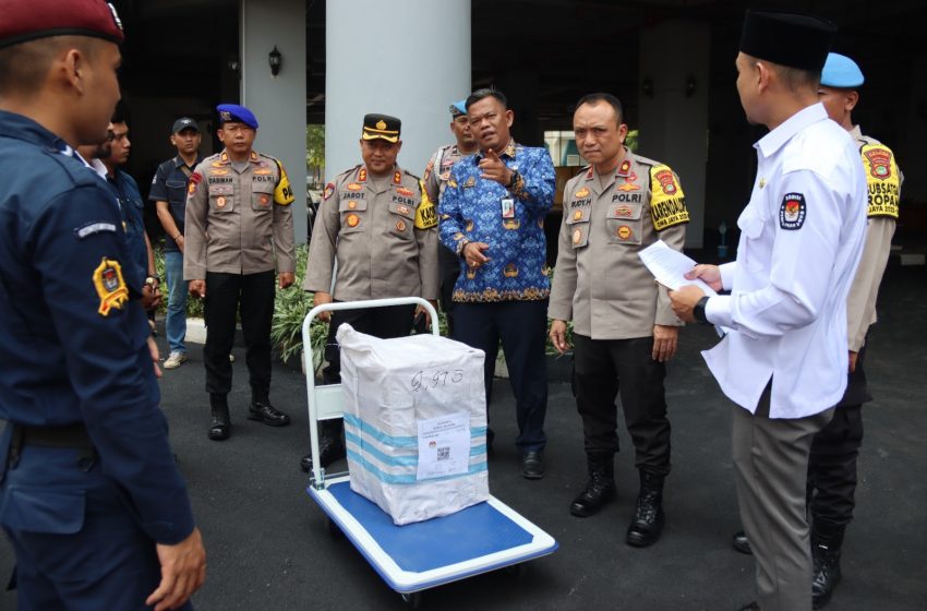  Kapolres Kepulauan Seribu Pantau Pengamanan Logistik Pemilu Tahap I di KPU Kepulauan Seribu