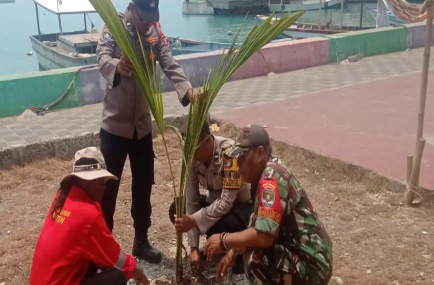  Polsek Kepulauan Seribu Utara, Polres Kepulauan Seribu, dan Warga Bersatu Tanam Pohon untuk Bersihkan Udara