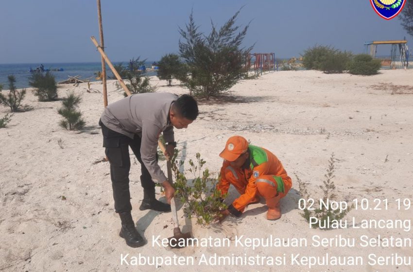  Polsek, Polres Kepulauan Seribu Gencar Bersama Warga Tanam Pohon Tanggulangi Polusi Udara