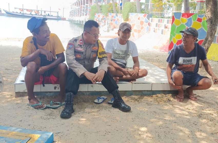  Bhabinkamtibmas Pulau Untung Jawa Sambangi Warga: Sinergi Keamanan dan Ketertiban Wilayah