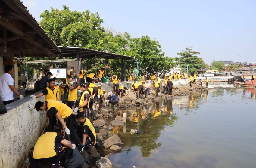  Kapolres Kepulauan Seribu Pimpin Aksi Bersih Pantai Demi Perangi Sampah Plastik
