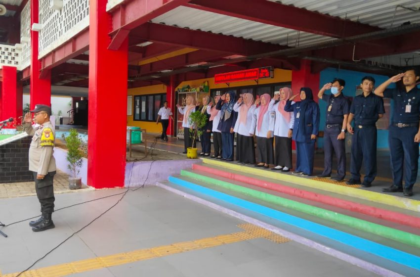  Aipda Masito Menyampaikan Pesan Penting pada Upacara Bendera di SDN 01 PG Pulau Untung Jawa