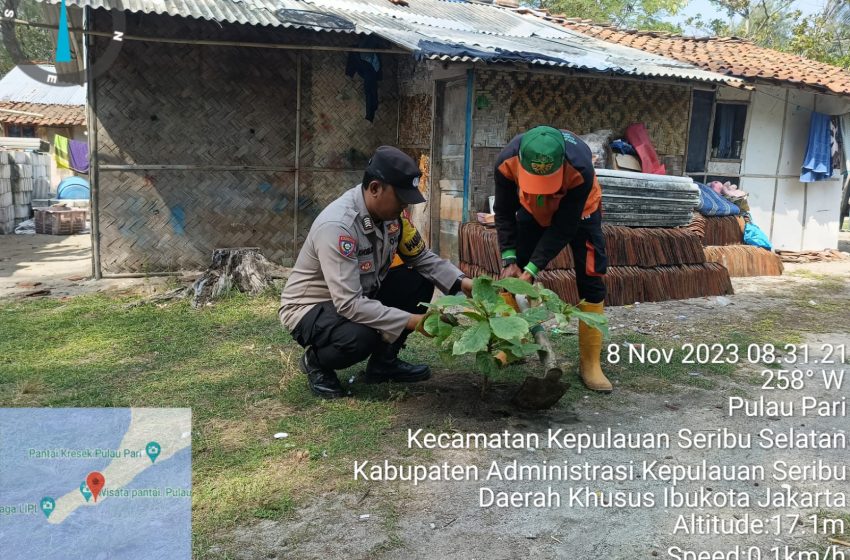  Polsek Kepulauan Seribu Selatan dan Warga Bersatu Tanam Ribuan Bibit Pohon untuk Redam Polusi Udara