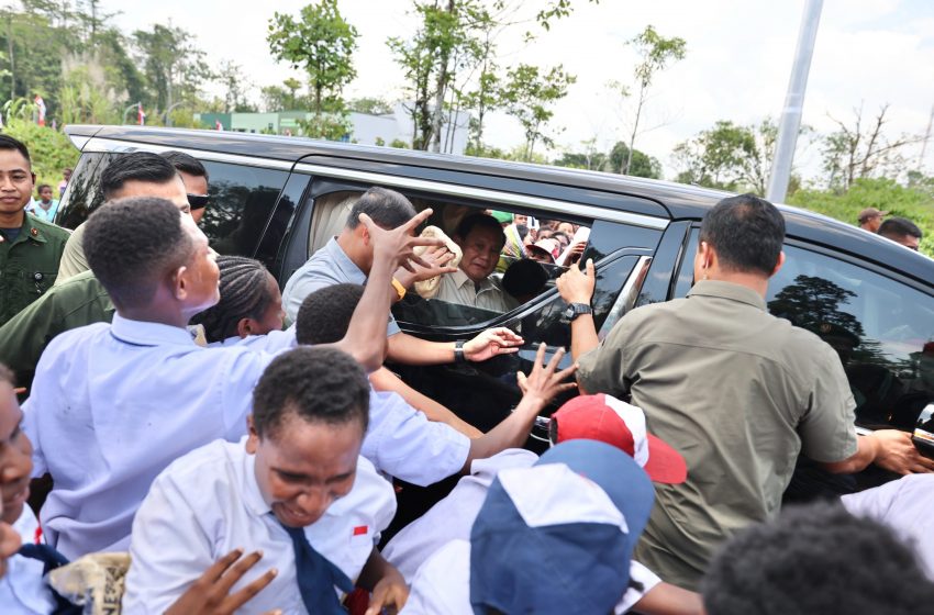  Momen Bahagia Prabowo Disambut Siswa SD-SMP di Mimika Papua