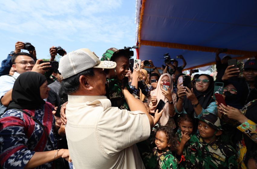 Momen Prabowo Gendong dan Beri Ciuman ke Anak-anak ‘Tentara Cilik’ di Papua