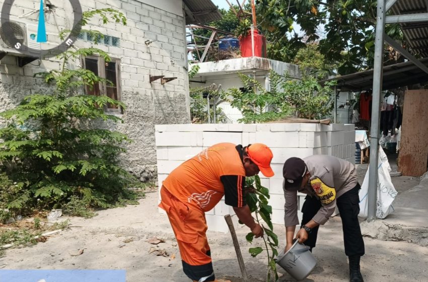 Polsek Kepulauan Seribu Selatan Gencar Tanam Bibit Pohon Bersama Warga untuk Menangkal Polusi Udara