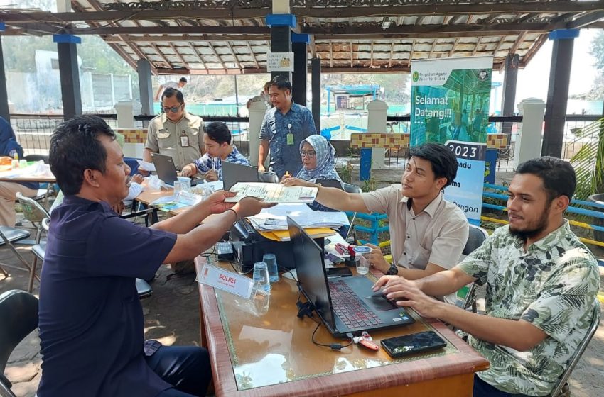  Polres Kepulauan Seribu dan PTSP Gabung Berikan Pelayanan Terpadu Keliling di Pulau Tidung