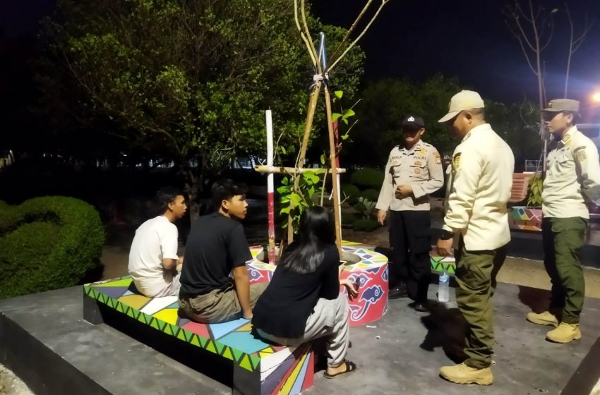  Polsek Kepulauan Seribu Utara Gelar Patroli Malam Polri Presisi Sambil Ajak Warga Jaga Kamtibmas