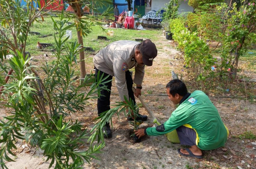  Polsek Kepulauan Seribu Utara Kolaborasi Warga Tanam Pohon untuk Kurangi Polusi Udara