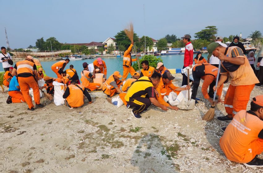  Bhabinkamtibmas Polres Kepulauan Seribu Bergabung dalam Aksi Bakti Bersama untuk Bersihkan Pulau Pramuka Menghadapi Musim Penghujan