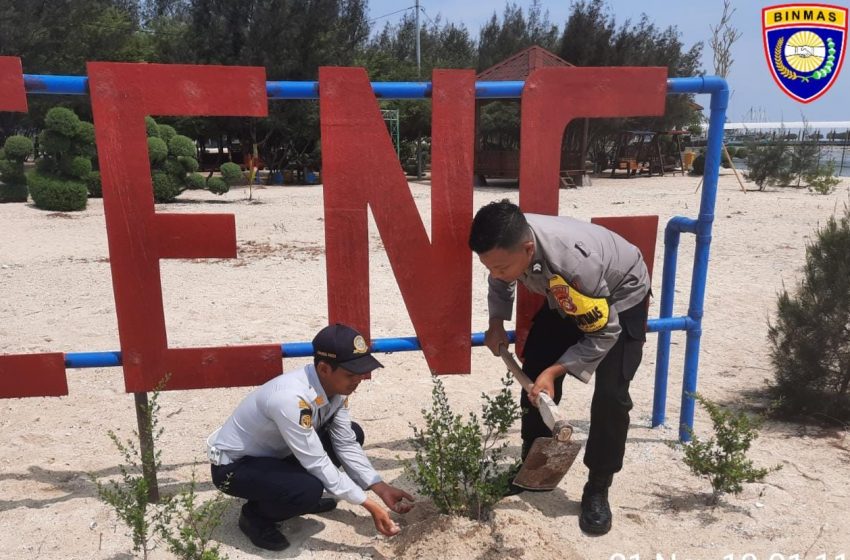  Polsek Kepulauan Seribu Selatan Bersama Warga, Tanam Bibit Pohon untuk Kurangi Polusi Udara dan Perbaiki Kualitas Air