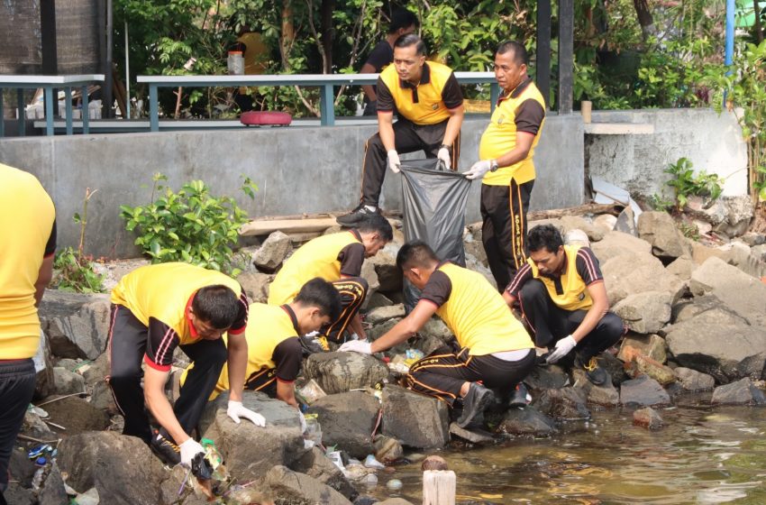  Wakapolres Kepulauan Seribu Pimpin Olahraga Pagi dan Korve Pantai untuk Membersihkan Sampah