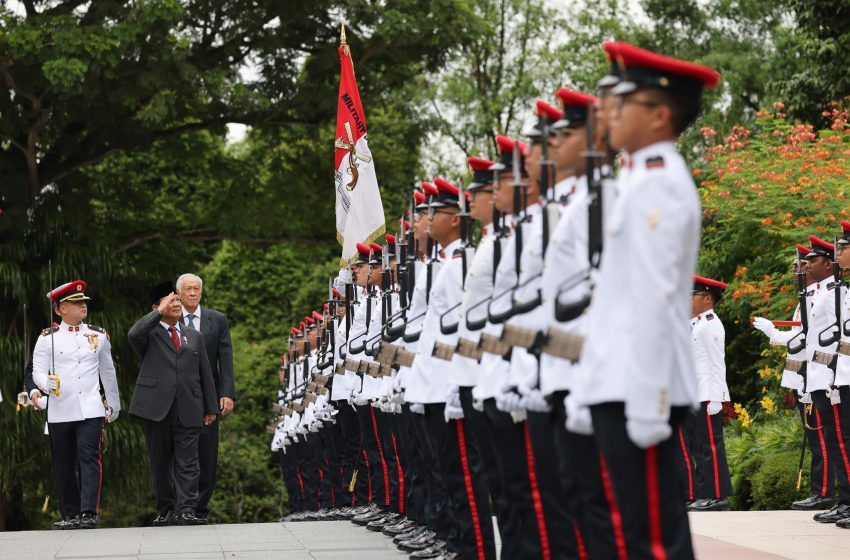  Prabowo Disambut Upacara Militer di Istana Negara Singapura saat Terima Penghargaan Militer Tertinggi