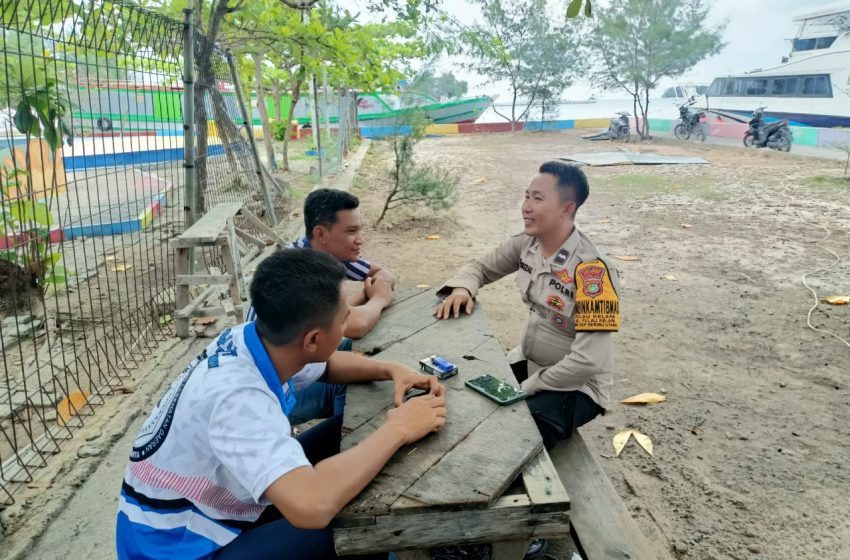  Bhabinkamtibmas Pulau Kelapa Himbau Warga Menjelang Pemilu 2024 Gunakan Media Sosial dengan Bijak