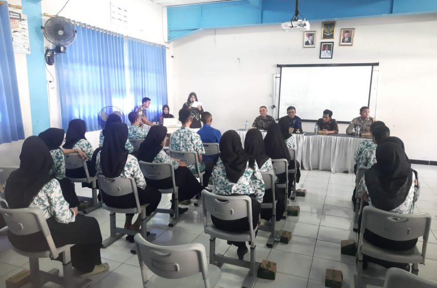  Bhabinkamtibmas Pulau Tidung Dampingi Camat Selatan Sosialisasi DPTb dan Layanan Pindah Memilih di SMKN 61