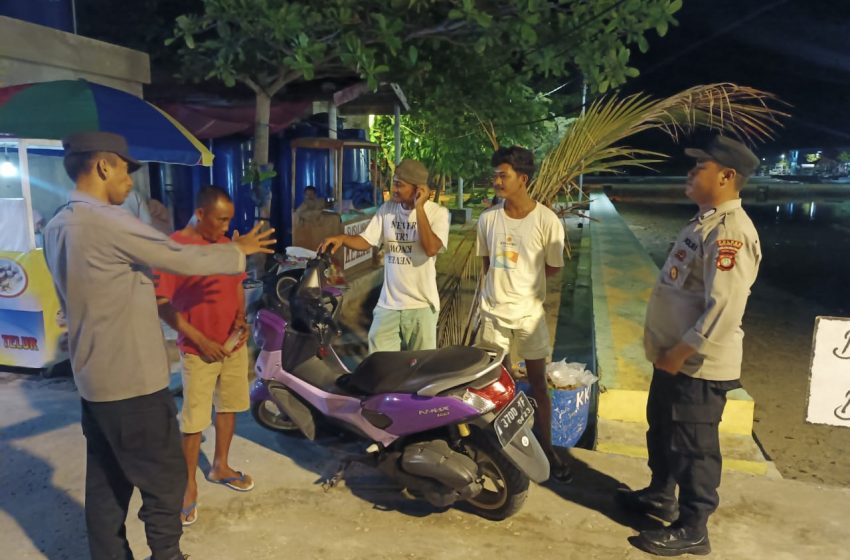  Polsek Kepulauan Seribu Utara, Lakukan Patroli Malam Dialogis di Pulau Kelapa Himbau Waspada terhadap Hoaks serta Paham Radikal