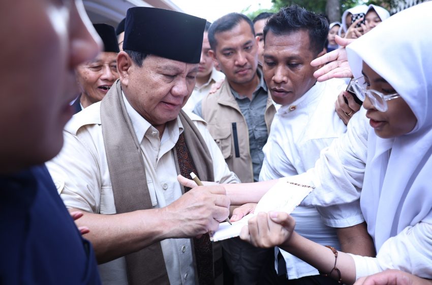  Kunjungi Ponpes Cipasung, Prabowo Dikalungi Syal dan Dapat Wejangan KH Koko Komarudin Ruhiat