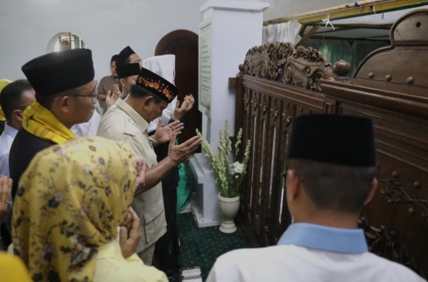  Prabowo Ziarah ke Makam Sultan Maulana Hasanudin, Didoakan jadi Presiden RI oleh Warga Setempat
