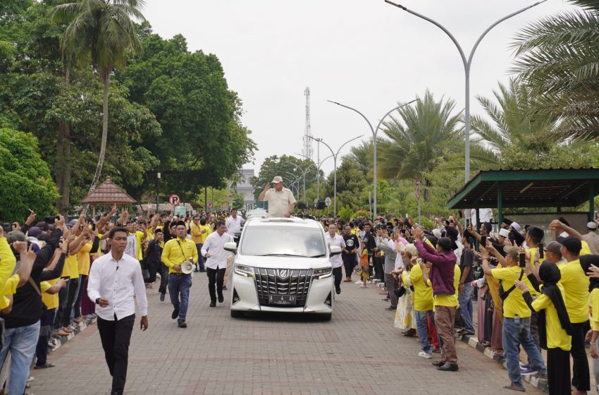  Disambut Masyarakat Banten termasuk Anak-anak, Prabowo Berbagi Cokelat