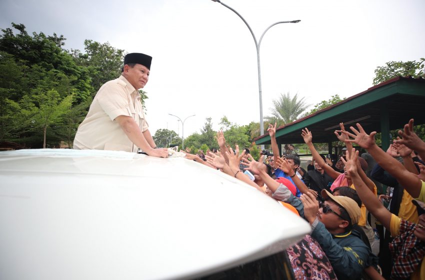  Prabowo Cium dan Sapa Anak-anak di Ponpes Roudatul Ulum Cidahu, Pandeglang