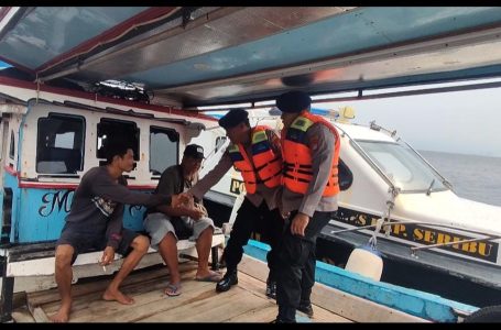 Kapal Patroli Satuan Polair Polres Kepulauan Seribu Lakukan Giat Dialogis di Perairan Pulau Pari Himbau