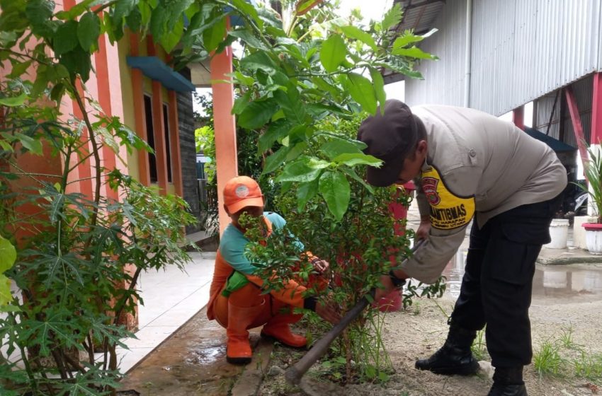  Polsek Kepulauan Seribu Utara Bersama Warga Tanam Pohon untuk Reduksi Polusi Udara