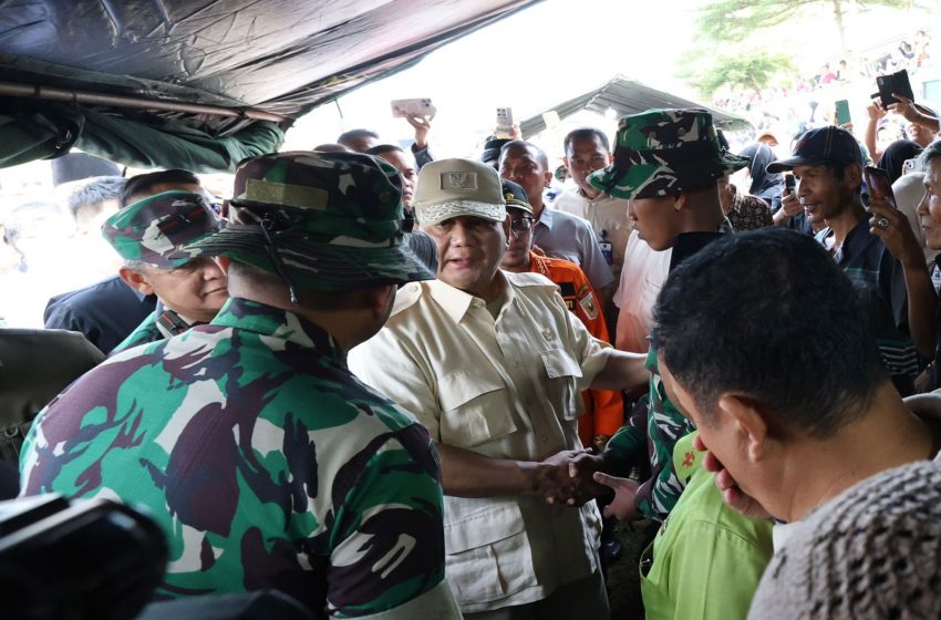  Prabowo Ucapkan Terima Kasih pada Prajurit yang Gendong Pendaki saat Erupsi Gunung Marapi