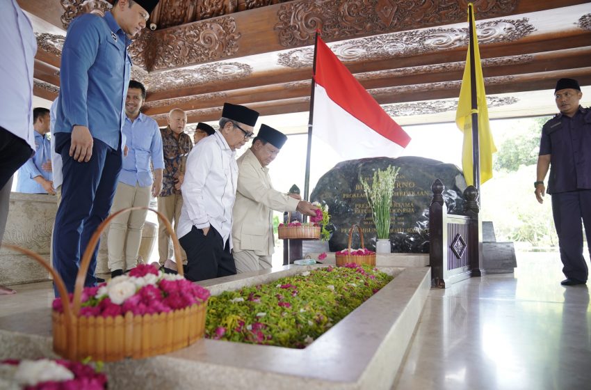  Prabowo Ziarah ke Makam Bung Karno di Blitar