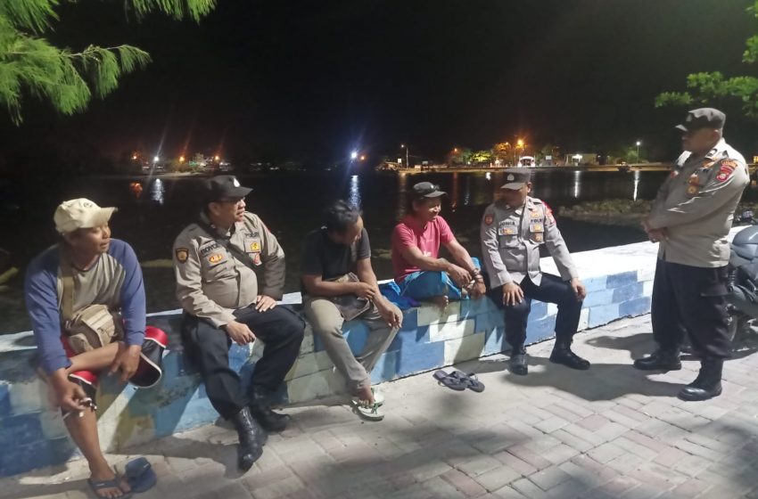  Polsek Kepulauan Seribu Utara Giat Patroli Malam Dialogis di Pulau Pramuka