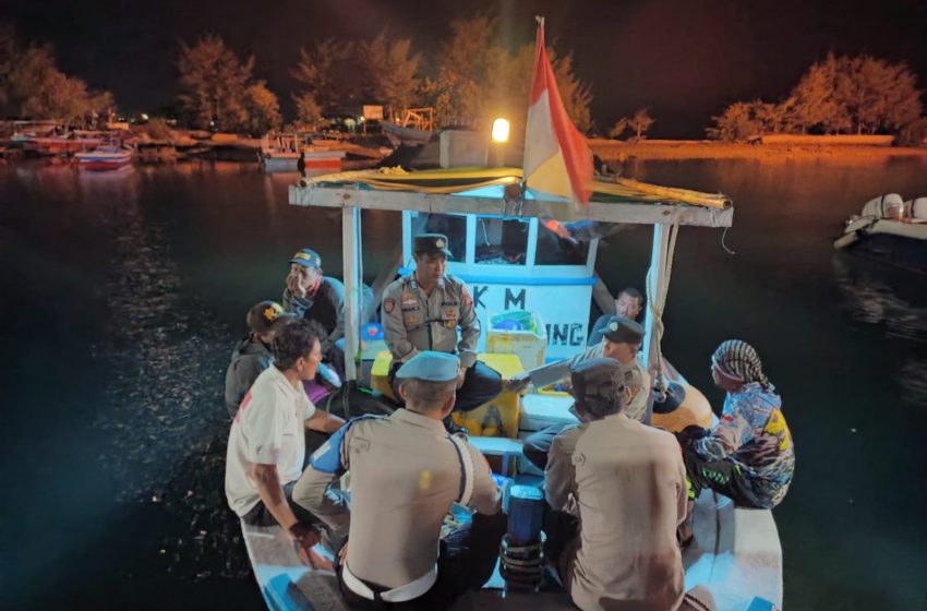  Polsek Kepulauan Seribu Utara Gelar Patroli Malam Dialogis di Atas Perahu Nelayan
