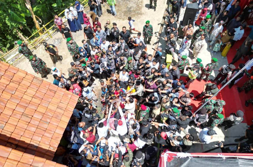  Warga Antusias Sambut Kehadiran Prabowo di Kuningan, Peluk Hangat hingga Selfie Bersama