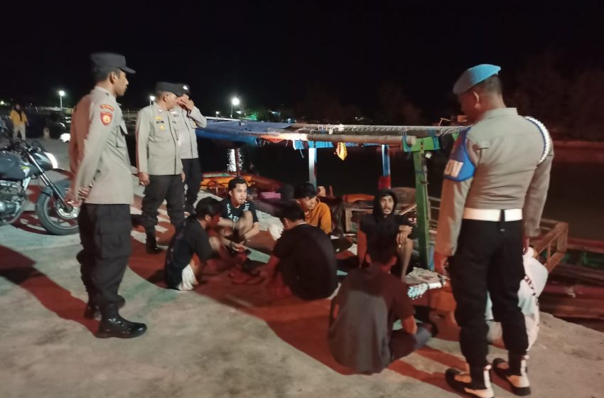  Patroli Malam Sambang Dialogis Polsek Kepulauan Seribu Utara di Pulau Kelapa, Antisipasi Kenakalan Remaja