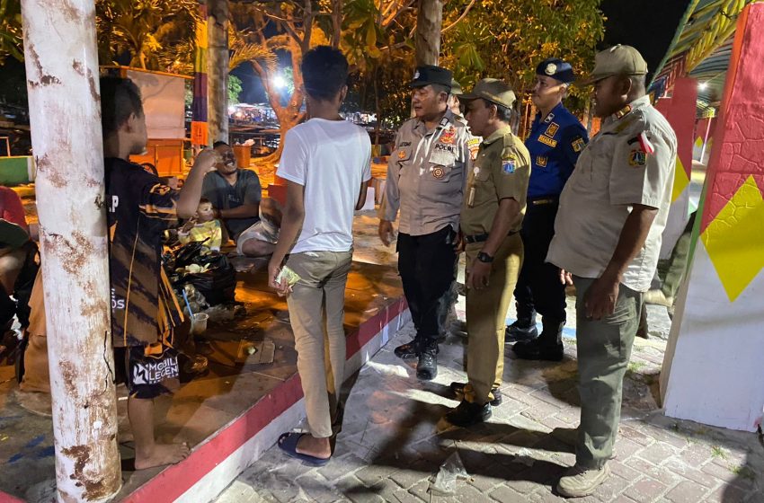  Polres Kepulauan Seribu Gelar Patroli Malam Dialogis di Pulau Harapan Jamin Keamanan Natal 2023 dan Tahun Baru 2024