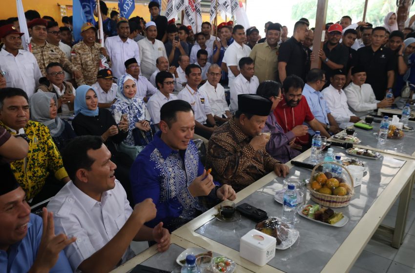  Prabowo Ngopi Bareng Warga dan Relawan di Kedai Kopi Aceh: Luar Biasa Rasanya!